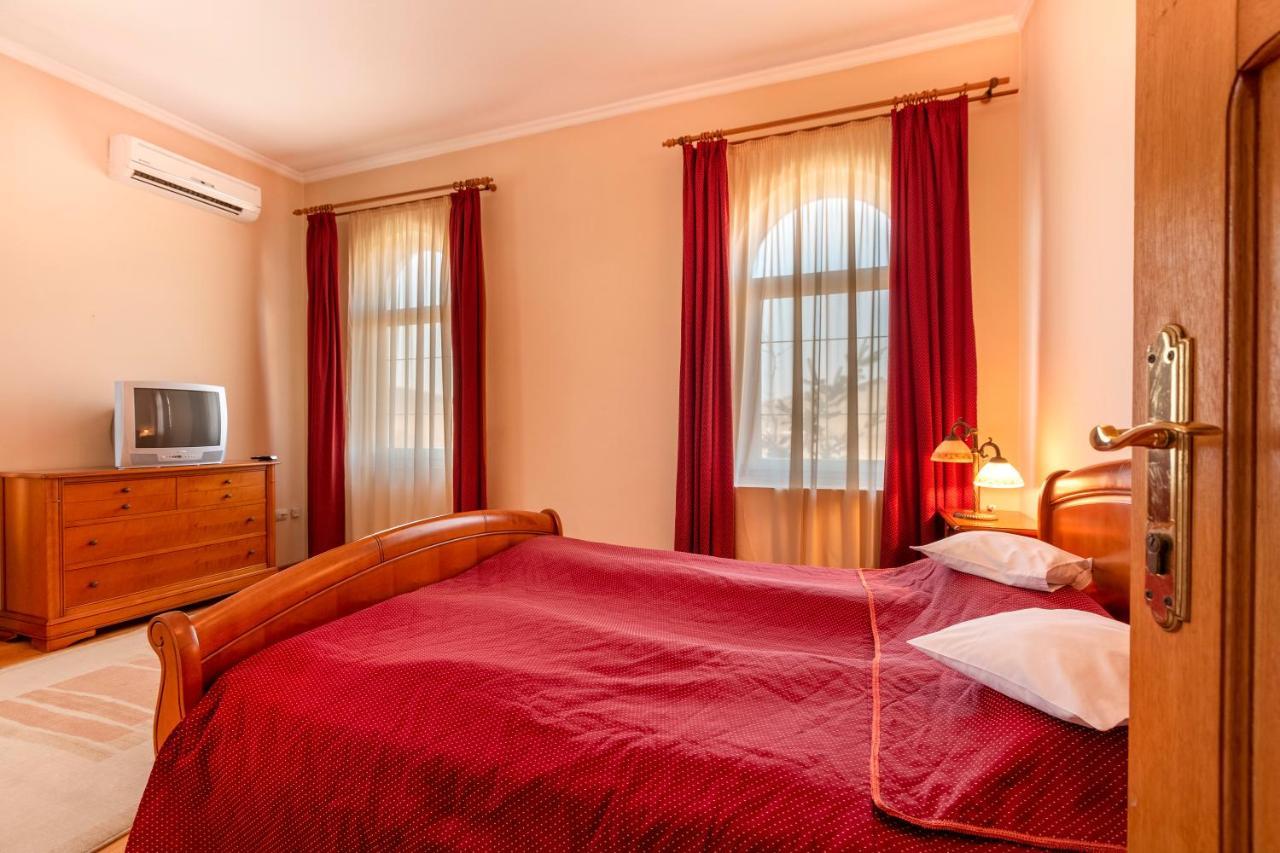 Hotel Denis Danes Bagian luar foto